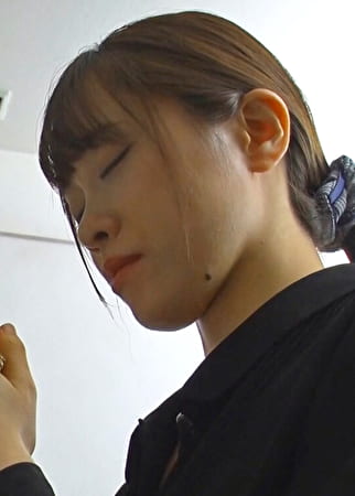 一周忌を迎えた兄の嫁さんがエロくて･･･絶対に欲求不満な美しき未亡人に肉棒握らせ中出しSEX！