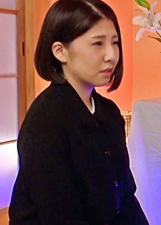 亡くなった夫の義理の童貞倅の筆おろし！遺影の前でイキまくる美しき未亡人の変態SEX！