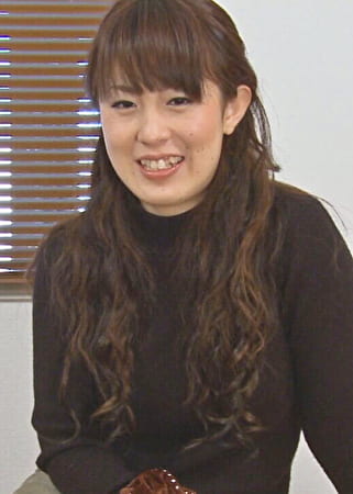 東北美人の色白奥様！旦那の稼ぎが悪い為、私が稼がなければと涙ぐみながらもAV出演！嫌々なのかと思いきや派手な下着にTバックでヤル気満々！旦那に悪いと思いながらも中出しフィニッシュを決めこんじゃう！