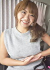 八重歯がかわいい巨乳妻のアソコは感度良好！愛液溢れる糸引き状態！
