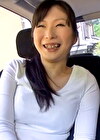 黒人男性にナンパされたタイトなミニスカ熟女さんは黒々したデカマラに興味津々！ 車の中で想像以上の巨根を膣奥まで突っ込まれ狂ったようにイキまくる！