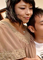 なんかムラムラするんです！長男にカラダを押し付け誘う我慢できない淫乱熟女母と禁断の中出しSEX！