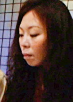 【素人・熟女】溜まっている娘婿を誘惑する義母！嫁の直ぐ横で義母と中出しSEX！