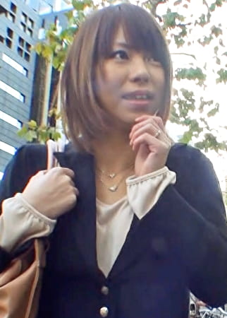 街行くごく普通の美人若妻を商品開発のモニターに協力をと個室に誘いエログッズをモニタリング！むっつりスケベな若妻と3P中出しSEX！