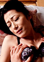 旅館の浴衣姿が色っぽい五十路の母にムラムラした愚息！愚息の股間の膨らみにオンナとなる母！禁忌を承知で快楽に没入する肉欲性交！