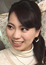 【素人・人妻】商社勤めの旦那を持つ美人妻、街頭インタビューを断り切れずの激熱個室タイム！