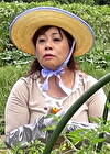 旦那さんとは15年以上のセックスレスと言う畑仕事が似合う田園スマイル熟女をそのままラブホに誘い3P中出しSEX！