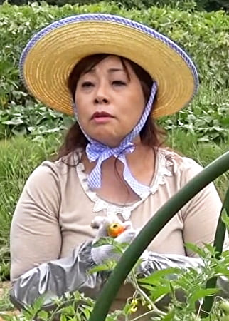旦那さんとは15年以上のセックスレスと言う畑仕事が似合う田園スマイル熟女をそのままラブホに誘い3P中出しSEX！