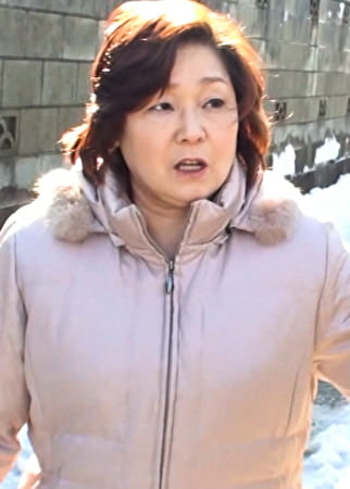 地方の農家で働く素朴な熟女を取材とナンパしてホテルに！性生活を赤裸々に語る熟女になし崩しの中出しSEX！