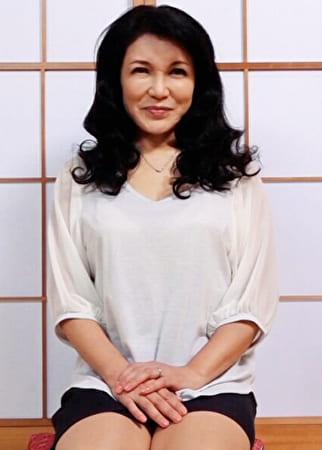 ごく普通の五十路熟女が欲求不満に耐えかねて決意のAV撮影のSEXに挑戦！形良い巨乳を揉まれ本能丸出しで喘ぐ潮吹き淫乱性交！