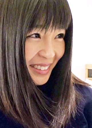 年に数度のセックスじゃ我慢できない黒髪清楚奥様。電マの振動がヤリマン最強属性にレベルアップ。挿入ではガッチリ脚ホールドでオトコをキープ！