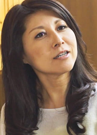 娘に彼氏を紹介していたらテーブルの下で触られて！声を抑えて盛り上がる熟年カップル。