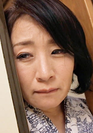 娘夫婦の営みを偶然覗いてしまった義母が抑え切れない欲望に負け禁断の情事へと堕ちて行く･･･。