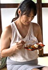 父親と離婚して一人になった母を支える倅は無防備にチラチラ見える乳首とオナニーで喘ぐ声に性欲が爆発!我慢出来ずに禁断の行為へと走る生ハメ交尾!