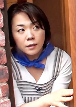 田舎暮らしに憧れ移住して3年。ご主人とは別居生活。人恋しさからAVメーカーに応募してきた美熟女さんとカメラの前でうれし恥ずかし中出しSEX！