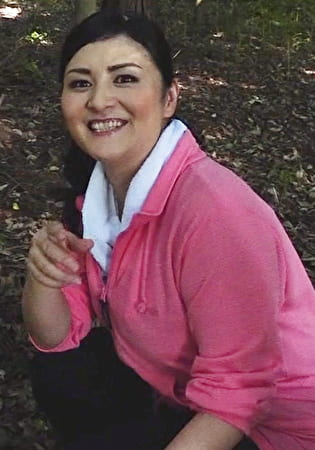 鬱蒼とした森で見つけた熟女さんをナンパ！一見真面目な地方のおばさんもエッチが大好き、ナシクズシに全裸にされて他人棒にイキまくる。