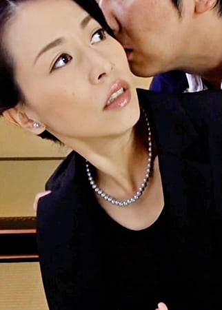 父の葬儀の後、未亡人となった義母は祭壇の前で愚息に抱きしめられ快感に堕ちて･･･。本能丸出しでイキ狂う禁断の中出しSEX！