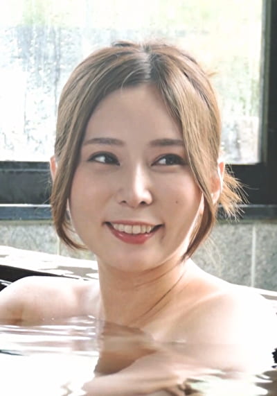 友達の母親達と比べても若々しくきれいな母。淡い恋心を抱く愚息の一途な思いに口だけよと言いつつも一線を越えてしまう禁断の肉欲性交！