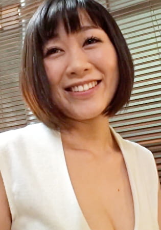 ぱっくり開いた胸元にしか目がいきません！新婚6カ月なのに欲求不満の巨乳若妻さんとノリノリパコパコ絶頂SEX！