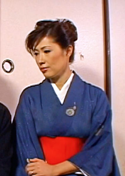 江の島のとある老舗旅館に訪れた訳アリカップルの男性客を誘惑する美人女将。それぞれの人間模様が交差する官能エロドラマ！