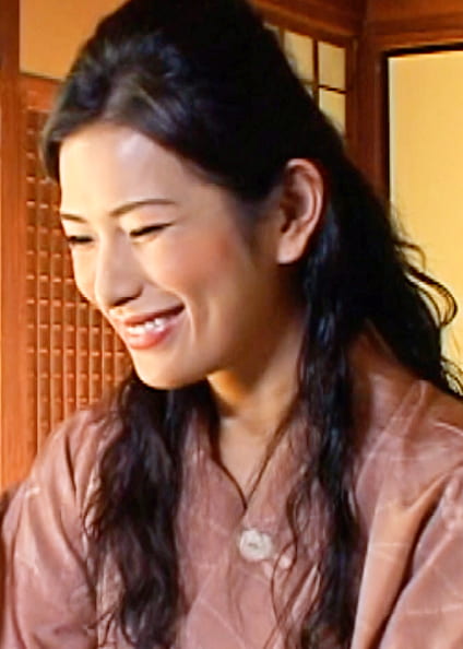 昭和初期の郊外の大地主の家で女中として奉公する娘。ある晩、若旦那夫婦に性の手ほどきをされ･･･。初めての経験に快感を覚える3PSEX！