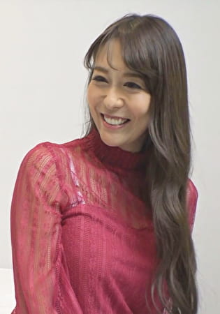 恥ずかしいけど気持ちいい！スレンダー巨乳奥様の艶かしい日焼けあと！