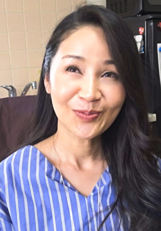 奥様のお宅訪問！自宅に現れた他人棒に「おっきい！」と目を輝かせて大喜び！