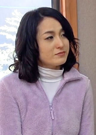 山間部に暮らす清楚な美熟女が旦那とのセックスレスで刺激を求めてAV出演。旦那に内緒で自宅でドキドキAVSEX！