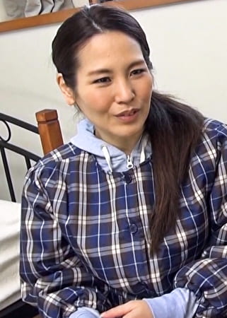 田舎で見つけた結婚20年の大人しい雰囲気の美熟女をインタビューとナンパしてホテルに･･･。ボディタッチで下着にシミを作ってイキまくり！