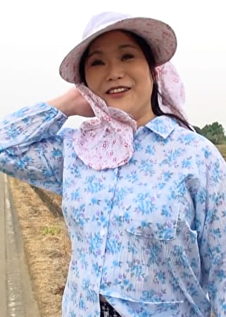 農作業帰りの田舎熟女をインタビューとナンパしてホテルにイン！チャンスがあれば刺激が欲しい熟女の痴態SEX！