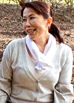 早くに旦那さんを亡くして独り身で田舎暮らしの五十路熟女。寂しさとひと肌恋しくて野外で大胆初撮りSEX！｜野外