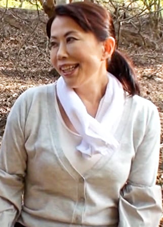 早くに旦那さんを亡くして独り身で田舎暮らしの五十路熟女。寂しさとひと肌恋しくて野外で大胆初撮りSEX！