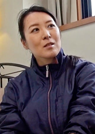 田舎で見つけた結婚10年目の四十路熟女。旦那さんとはしてないけどパイパン！？敏感ピンクの割れ目から溢れる愛液！ホントはエロい熟女と濃厚交尾！