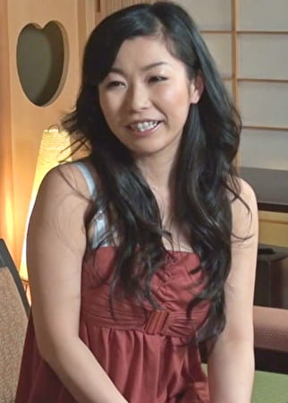 42歳スレンダー巨乳妻は娘さんの前で電マで刺激され身体に熱い火が灯る！