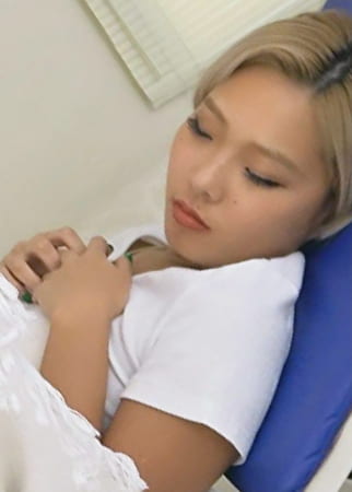 金髪ショートのギャル系女性は声は我慢するけどダダ漏れです！潮まで吹くイキっぷり！