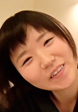 あどけない笑顔でオヤジ肉棒にしゃぶりつく明るくエッチな黒髪ショート娘とラブホで中出しFUCK！