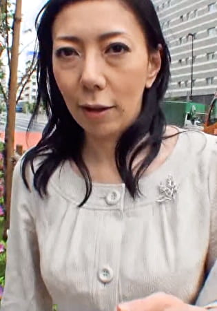 ごく普通の奥さんに昼ドラの試写とナンパして強烈にエロい映像を見せてみたら･･･。むっつりスケベな清楚系奥様と3P中出しSEX！