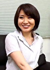 清楚な雰囲気のショートヘアーの美人奥様を商品開発のモニターとナンパして過激なAVを見てもらったら･･･。むっつり奥様と3P乱交中出しSEX！