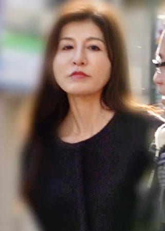 地元の小さな商店街で買い物途中の高身長の熟女をナンパしてヤリ部屋に･･･。寂しい独身オヤジの肉棒にイキまくる素人熟女！