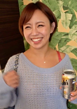 ショートヘアーで褐色の肌が健康的なお姉さんが同窓会帰りに同級生のAV男優とラブホで浮気中出しSEX！