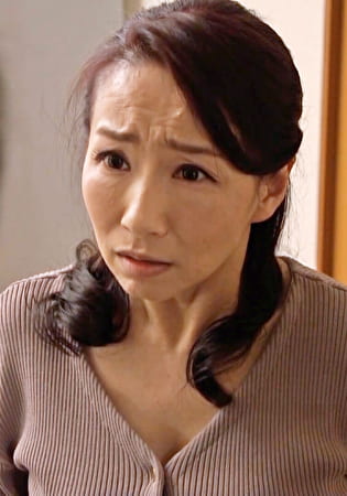 襖の隙間から漏れる娘夫婦の情事を目撃した美しき義母。性欲を爆発させて娘婿の肉棒に縋る肉欲セックス！