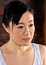 妻の出産を控え実家に戻った僕達。久々に会った母の無防備にチラ見せする乳首がエロ過ぎて・・・!
