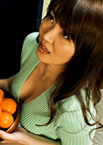 ミニスカ巨乳の隣の奥さんがエロ過ぎて思わず勃起した肉棒を優しく弄られて・・・。溜まりに溜まった欲求不満をご近所肉棒で解消の痴女セックス!