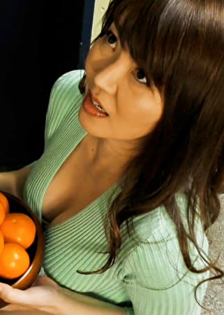 ミニスカ巨乳の隣の奥さんがエロ過ぎて思わず勃起した肉棒を優しく弄られて・・・。溜まりに溜まった欲求不満をご近所肉棒で解消の痴女セックス!