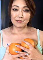 ミニスカタンクトップ姿の欲求不満のお隣の巨乳奥さん！勃起肉棒に目を輝かせてイキまくる痴女セックス！