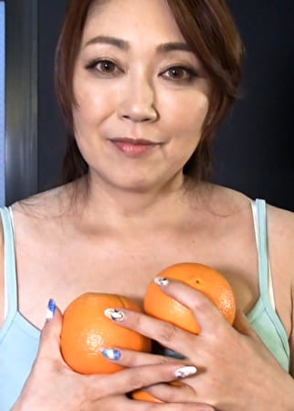 ミニスカタンクトップ姿の欲求不満のお隣の巨乳奥さん！勃起肉棒に目を輝かせてイキまくる痴女セックス！