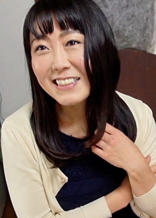 街行く清楚な雰囲気の熟女をナンパして自宅に誘う!刺激に飢えてる奥様と嵌め撮り快楽セックス!