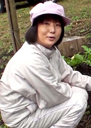 田舎で農業に従事する熟女を対象に取材している、と農作業中の四十路熟女をナンパして旅館に誘い快楽に堕ちる濃厚中出しセックス!