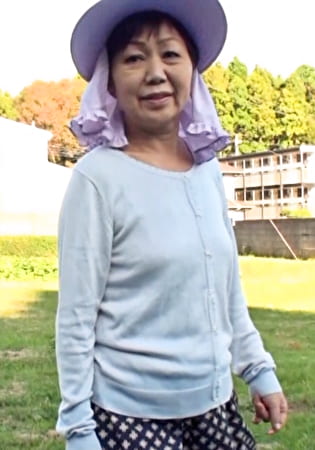 畑仕事中の田舎熟女をアンケートとナンパしてみたら･･･。いい歳ですがやっぱりエッチがしたい！？久しぶりの若い肉棒にイキまくる中出しセックス！