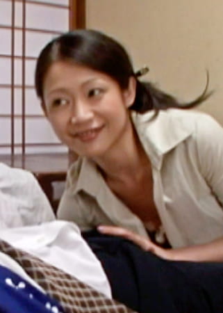 のどかな温泉旅館の色っぽい未亡人女将の妖艶色情ポルノドラマ。